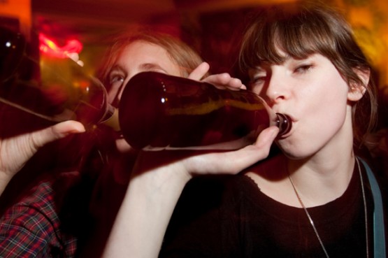 drinking-teens-at-party