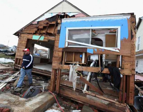 residents-survey-hurricane-sandy-damage-lindenhurst-n-y